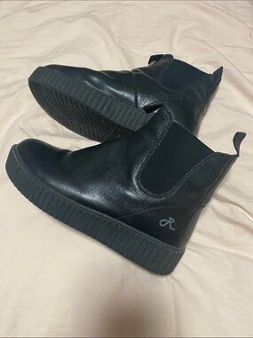 RELIGIOUS COMFORT Bubba Run Faux Shearling lined Chelsea Boot Size 9